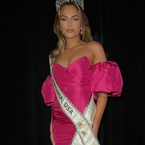 Smoking hot Alieva dress!